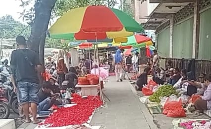 Jelang Ramadan, Penjual Bunga Tabur di Setono Betek Kediri Dibanjiri Pembeli