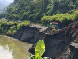 Longsor Akibat Kubangan Tambang Pasir Ilegal, Akses Jalan Dusun di Nglegok, Blitar Sempat Terputus