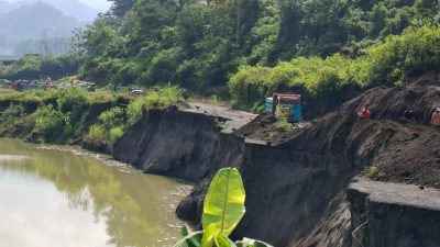 Longsor Akibat Kubangan Tambang Pasir Ilegal, Akses Jalan Dusun di Nglegok, Blitar Sempat Terputus