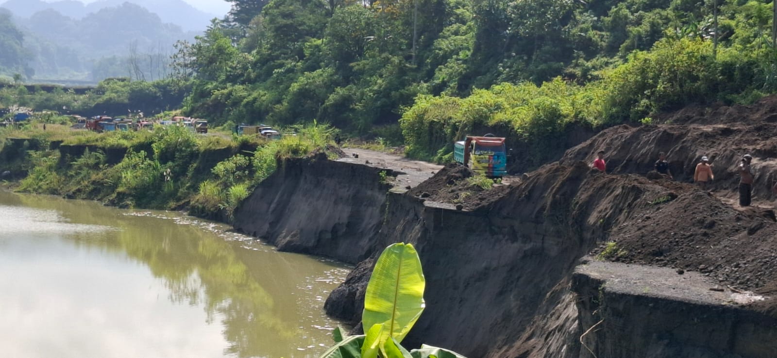 Longsor Akibat Kubangan Tambang Pasir Ilegal, Akses Jalan Dusun di Nglegok, Blitar Sempat Terputus