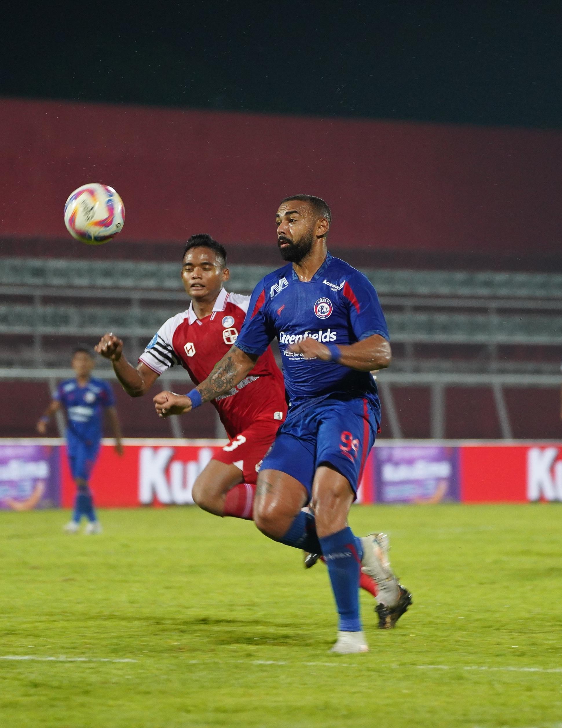 Arema FC Amankan Kandang dengan Kemenangan 4-2 Meski Bermain dengan 10 Pemain