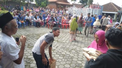 Heru Sunaryanta Bagikan 3.000 Paket Zakat, Lansia Dapat Uang Saku Rp 500 Ribu