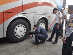 Pengecekan Kelayakan Bus Jelang Lebaran, Petugas Temukan Ban Kriwil dan Kru Bus Alami Asam Urat