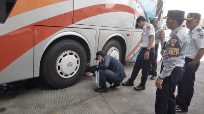 Pengecekan Kelayakan Bus Jelang Lebaran, Petugas Temukan Ban Kriwil dan Kru Bus Alami Asam Urat