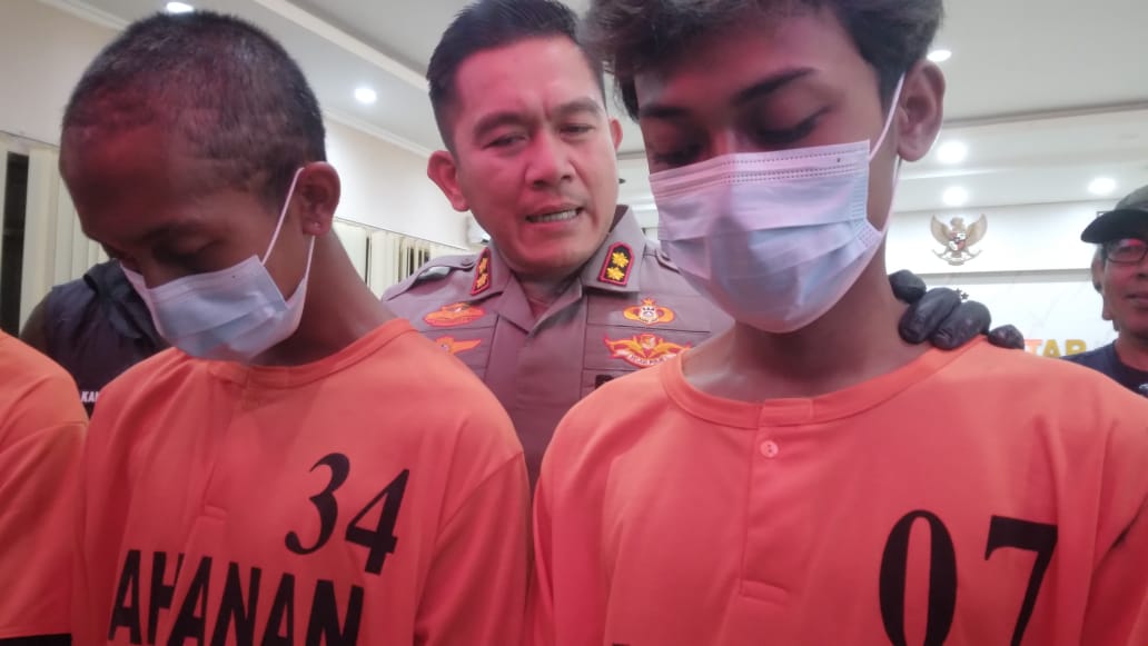 Kapolres Blitar AKBP Arif Fazlurrahman ketika interograsi BAW dan HSS, tersangka keroyok. (aziz