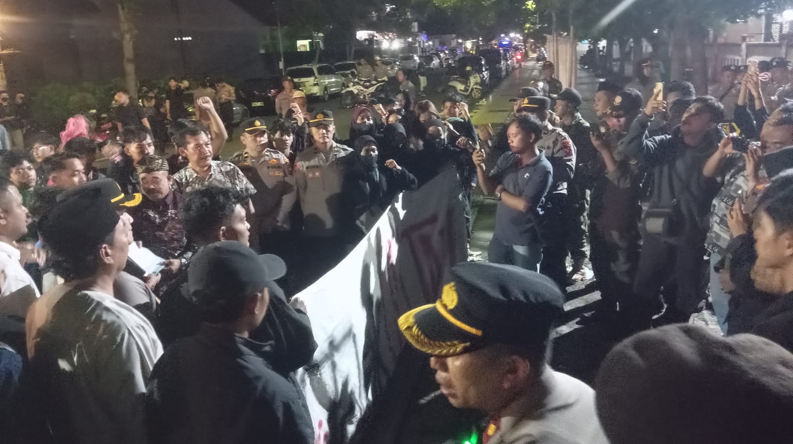 Demo Tolak UU TNI di Blitar Berlangsung Panas, Mahasiswa dan Aparat Sempat Saling Dorong