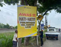 Polres Nganjuk Pasang Rambu Peringatan di Jalur Mudik, Antisipasi Kecelakaan dan Kemacetan