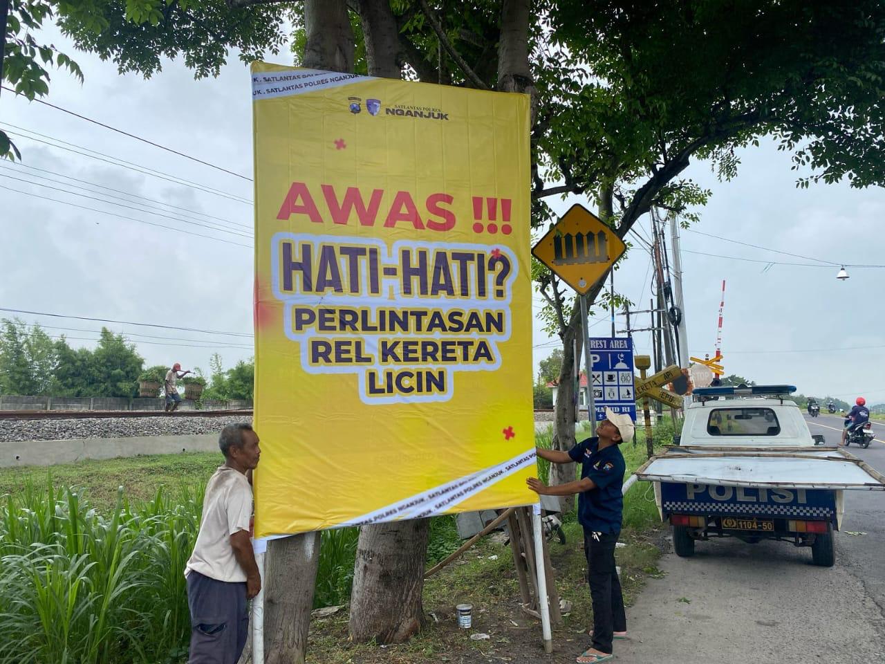 Polres Nganjuk Pasang Rambu Peringatan di Jalur Mudik, Antisipasi Kecelakaan dan Kemacetan