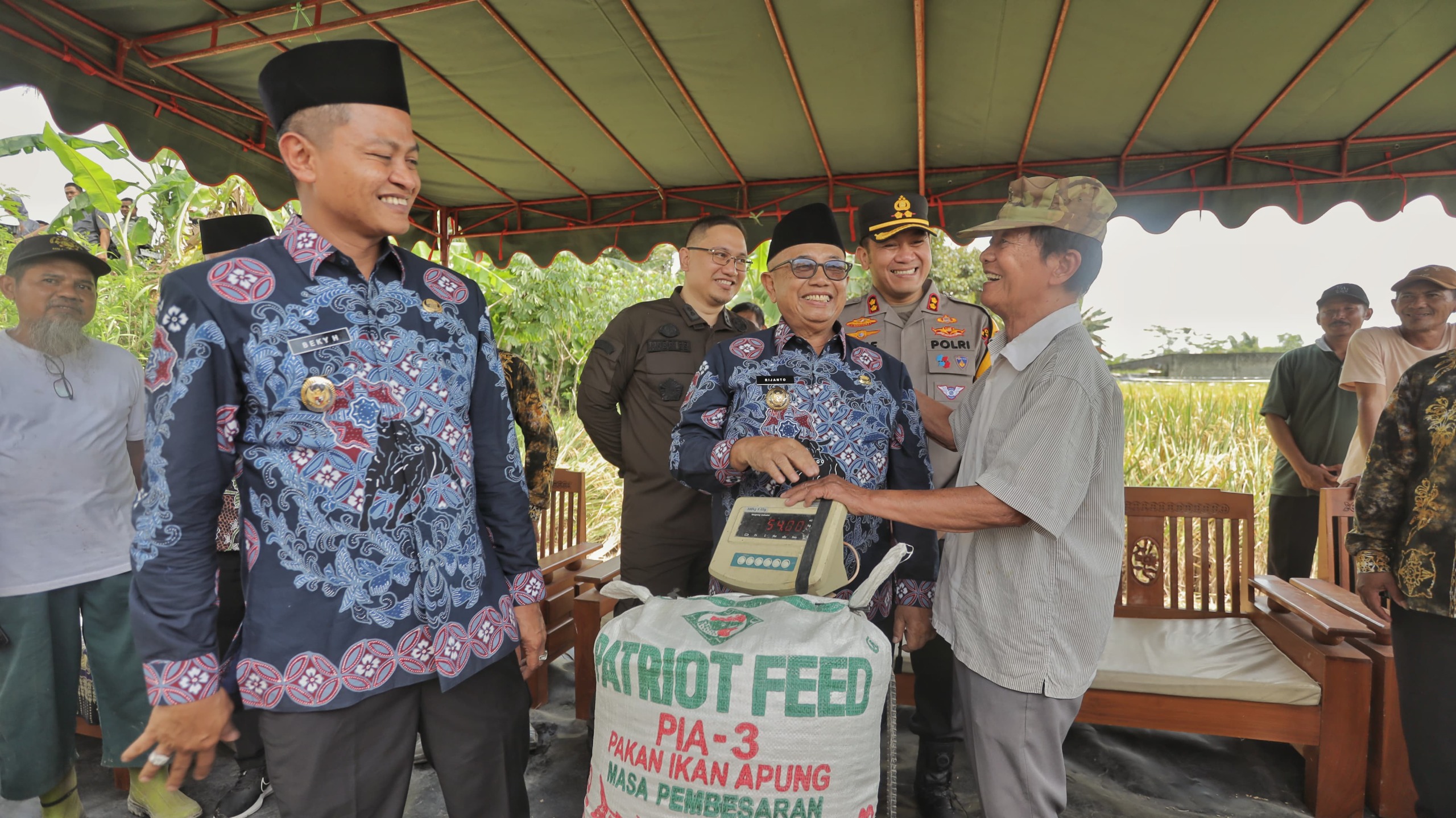 Pastikan Harga Gabah Sesuai Standar, Bupati Rijanto dan Kapolres Arif Hadiri Panen Raya di Blitar