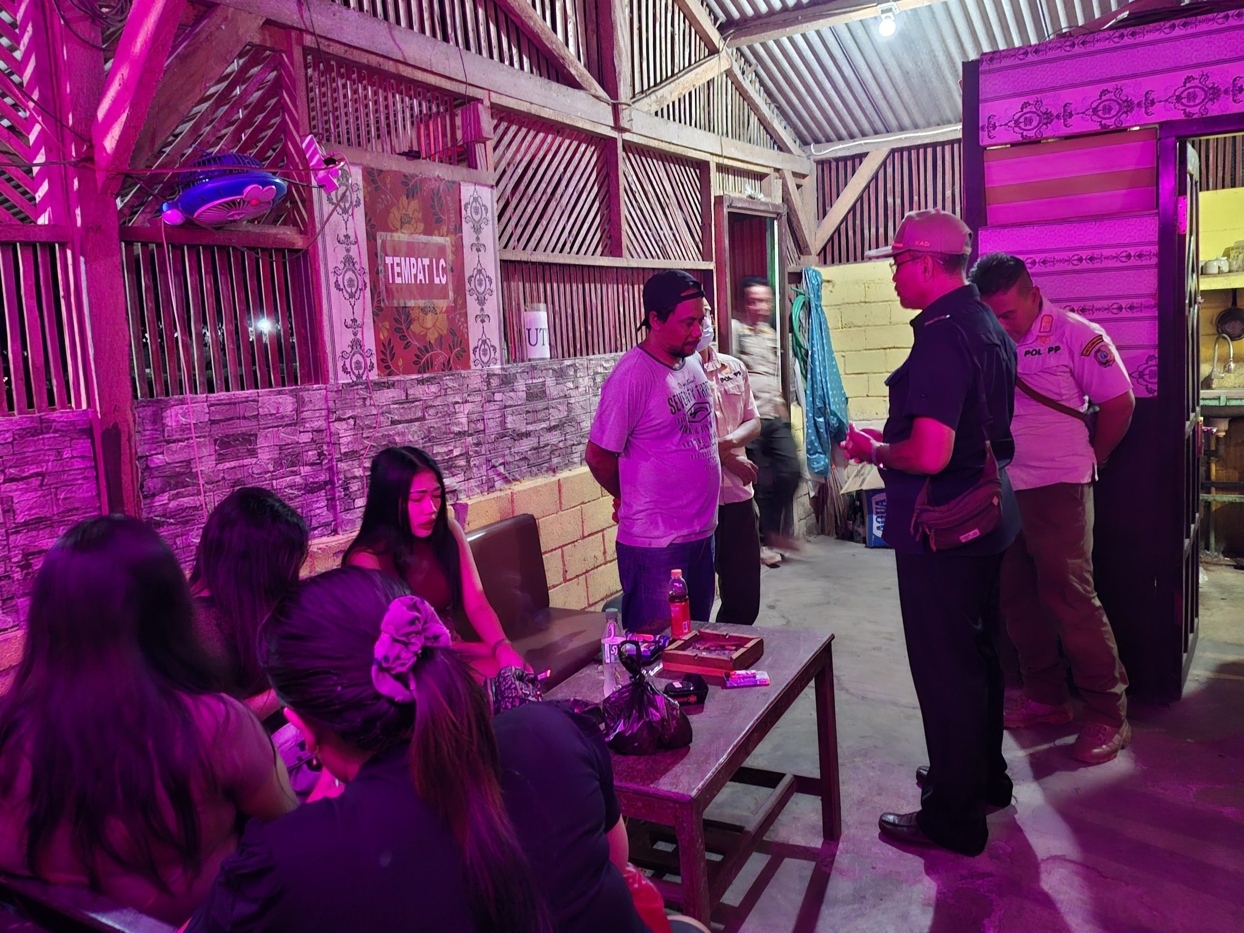 Patroli Ramadan! Satpol PP Tertibkan Kafe Karaoke yang Masih Beroperasi