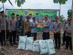 Dukung Ketahanan Pangan, Kapolres Jombang Serahkan Benih Jagung ke Petani Hutan