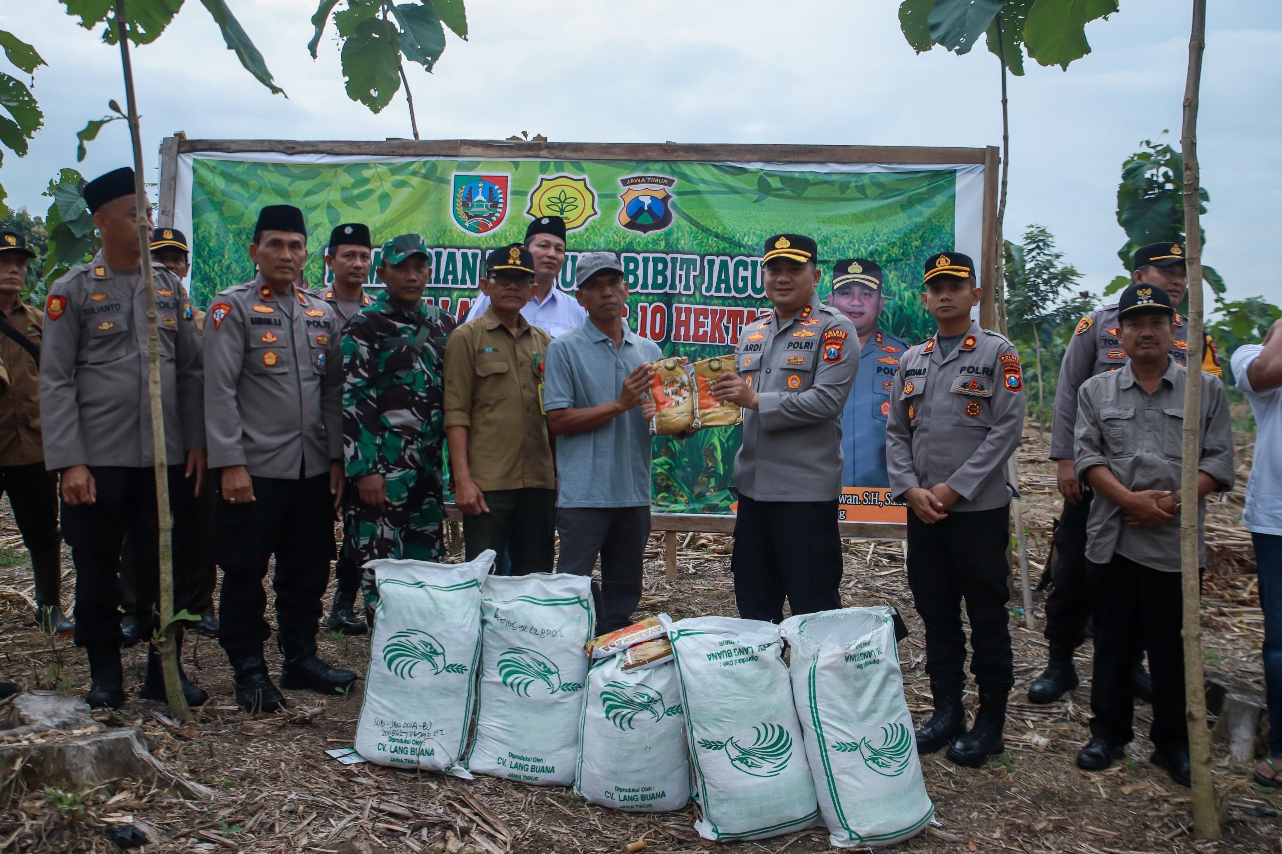 Dukung Ketahanan Pangan, Kapolres Jombang Serahkan Benih Jagung ke Petani Hutan