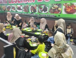 Lezat dan Terjangkau, Warung Lesehan Bu Denok Jombang Ramai Pengunjung Saat Ramadhan