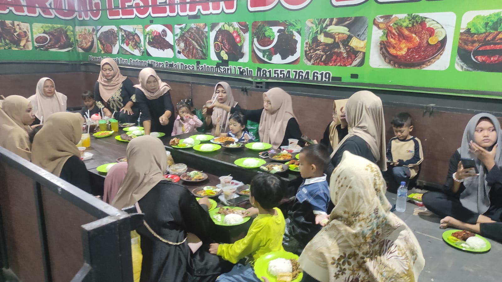 Lezat dan Terjangkau, Warung Lesehan Bu Denok Jombang Ramai Pengunjung Saat Ramadhan