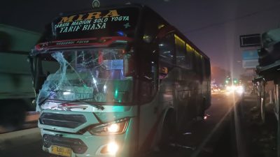 Diduga Akibat Menyalip! Bus PO Mira Tabrak Truk di Jombang, Tiga Korban Dilarikan ke RS