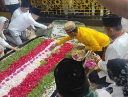 Menteri ESDM Bahlil dan Sejumlah Pejabat Ziarah ke Makam Gus Dur