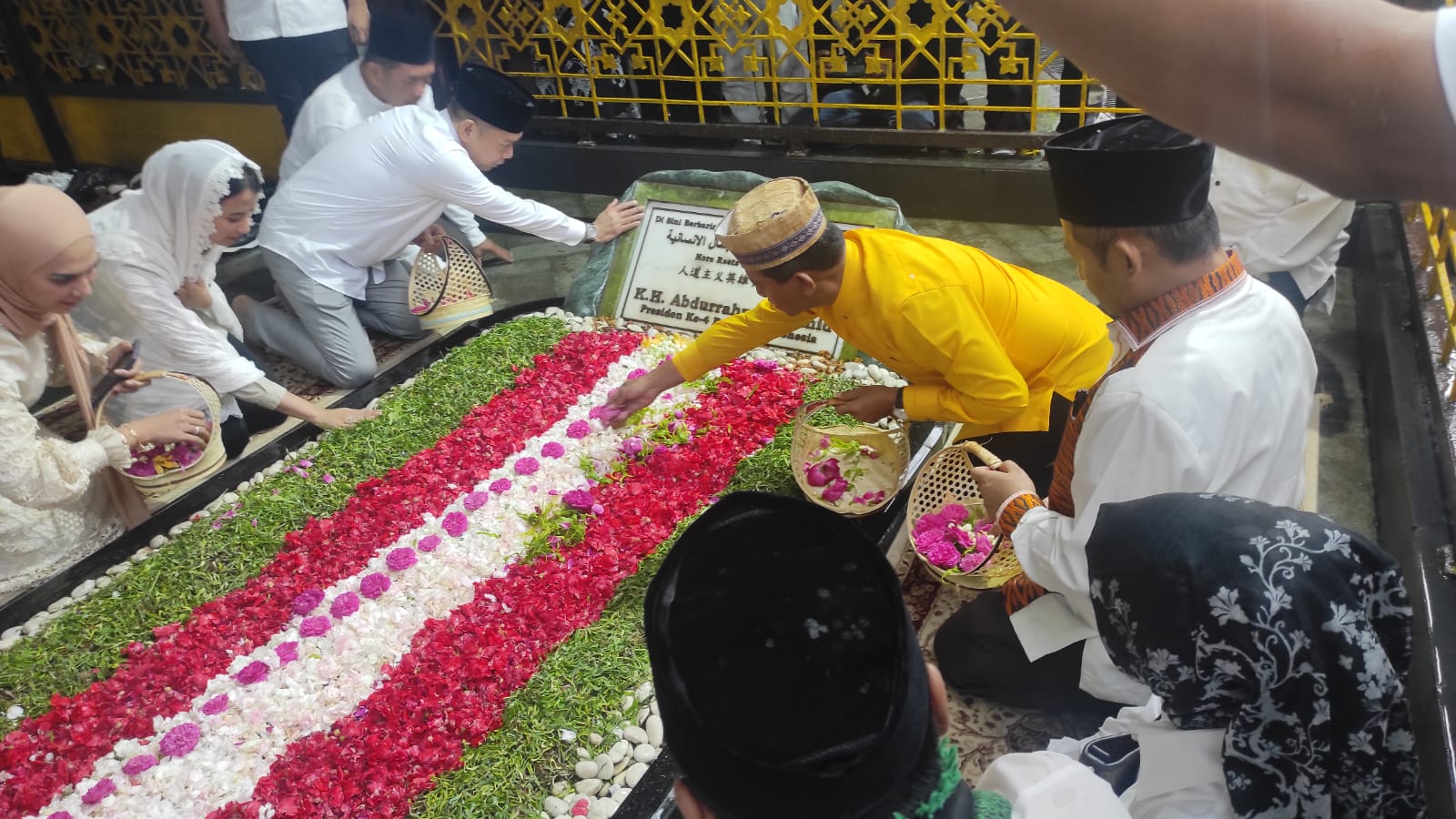 Menteri ESDM Bahlil dan Sejumlah Pejabat Ziarah ke Makam Gus Dur