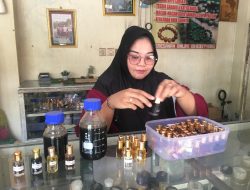 Laris Manis! Minyak Wangi Jadi Buruan Warga Jombang Selama Ramadan