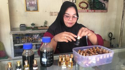 Laris Manis! Minyak Wangi Jadi Buruan Warga Jombang Selama Ramadan