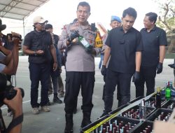 Polres Kediri Gerebek Pabrik Miras Oplosan, Ratusan Botol Siap Edar Disita