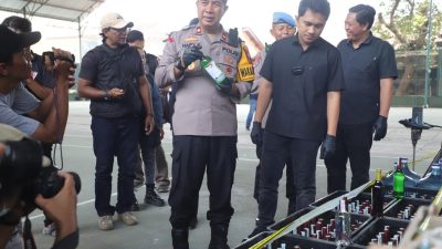 Polres Kediri Gerebek Pabrik Miras Oplosan, Ratusan Botol Siap Edar Disita