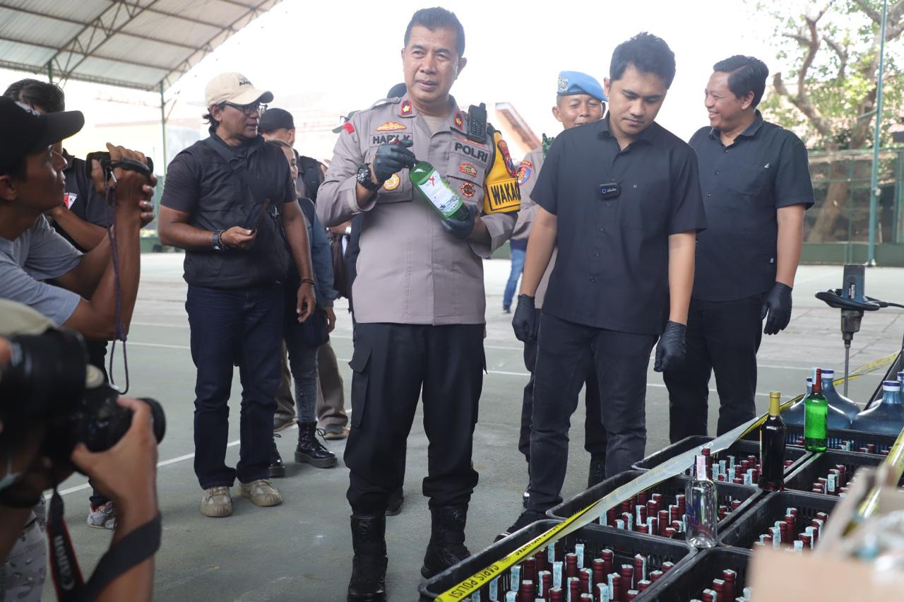 Polres Kediri Gerebek Pabrik Miras Oplosan, Ratusan Botol Siap Edar Disita