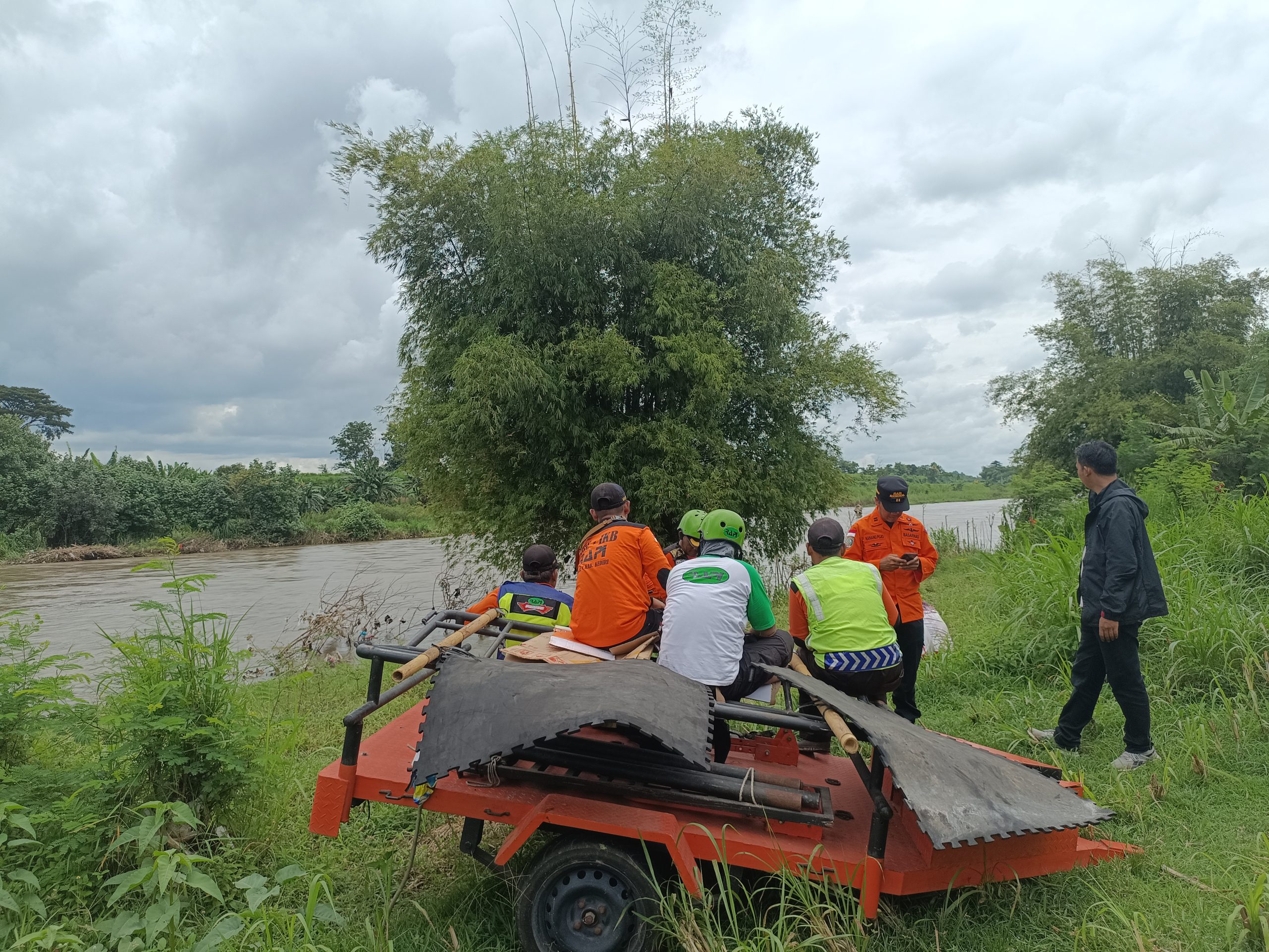 Pencarian Warga Nganjuk yang Diduga Bunuh Diri di Jembatan Papar Diperluas hingga Kertosono