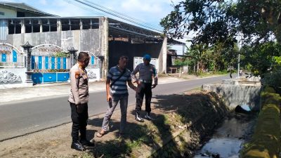 Warga Badas Geger, Bayi Tak Bernyawa Ditemukan di Drainase Pinggir Jalan