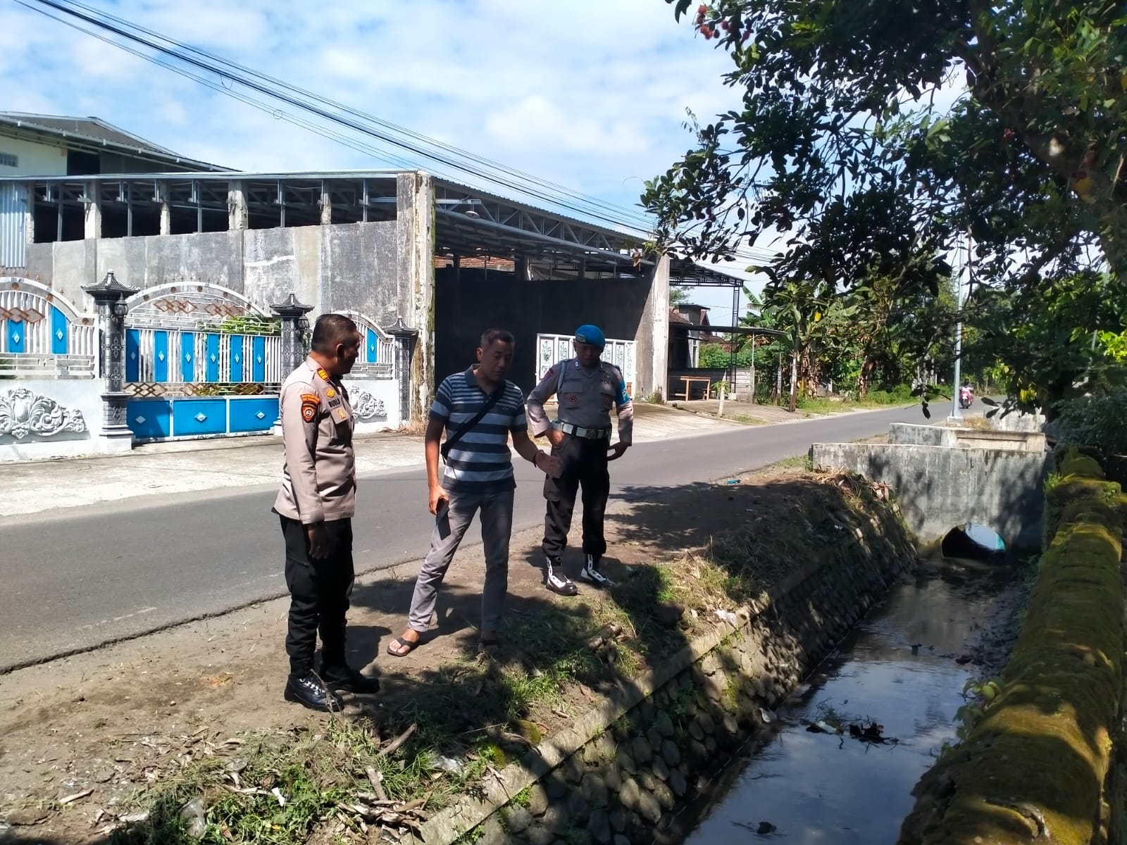 Warga Badas Geger, Bayi Tak Bernyawa Ditemukan di Drainase Pinggir Jalan