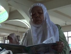 Santri Lansia di Jombang Jalani Ramadan dengan Mengaji di Pondok Pesantren