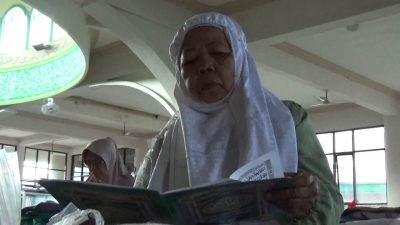 Santri Lansia di Jombang Jalani Ramadan dengan Mengaji di Pondok Pesantren