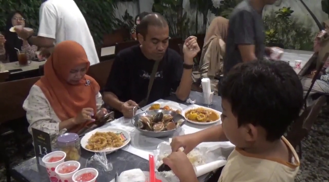 Nikmatnya Hidangan Seafood Saat Ramadan, Tempat Makan di Jombang Ini Selalu Penuh