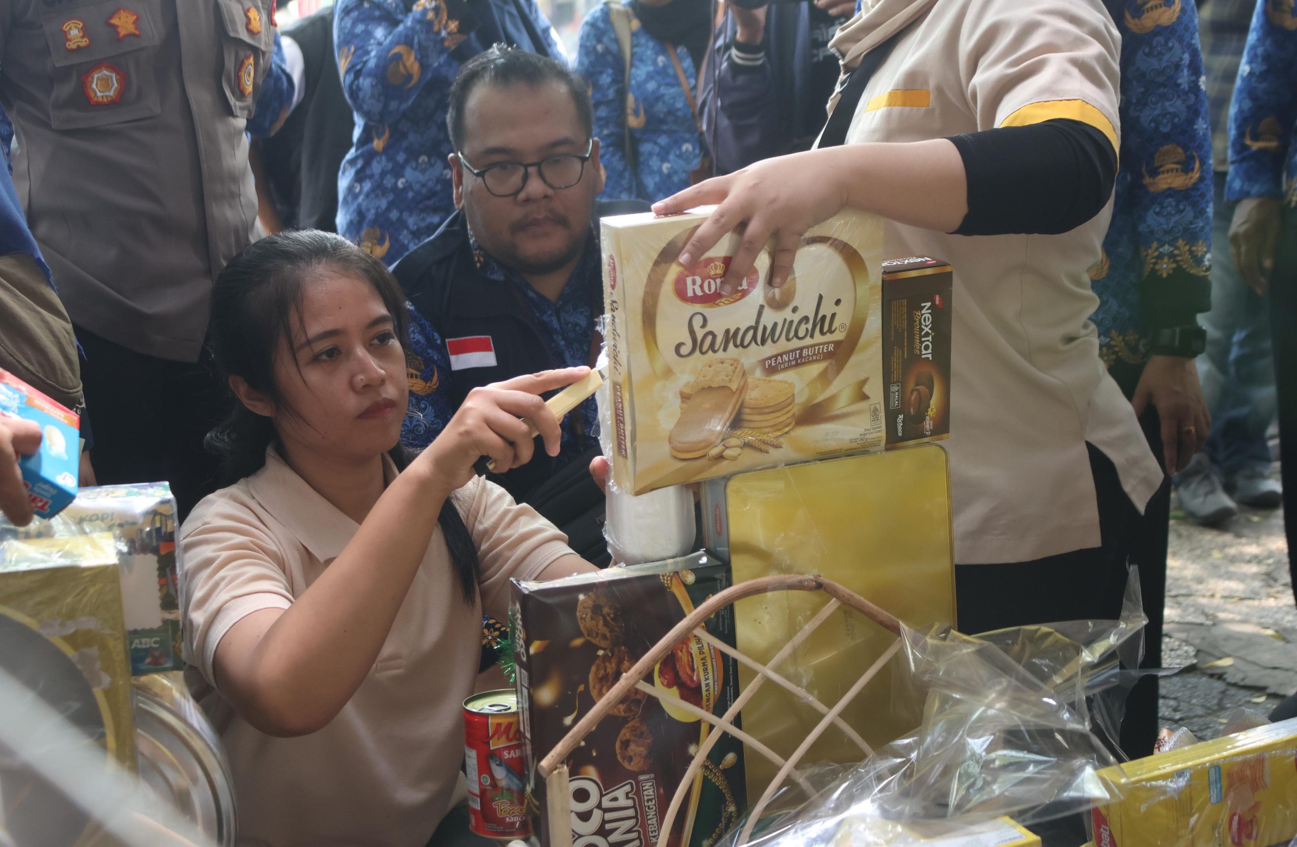 Petugas Gabungan Temukan Minuman Kadaluarsa Saat Sidak di Swalayan Kota Kediri, Polisi Bakal Uji Lab