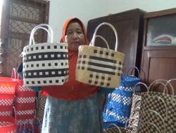 Tak Lekang oleh Waktu, Tas Anyaman Plastik Masih Jadi Favorit