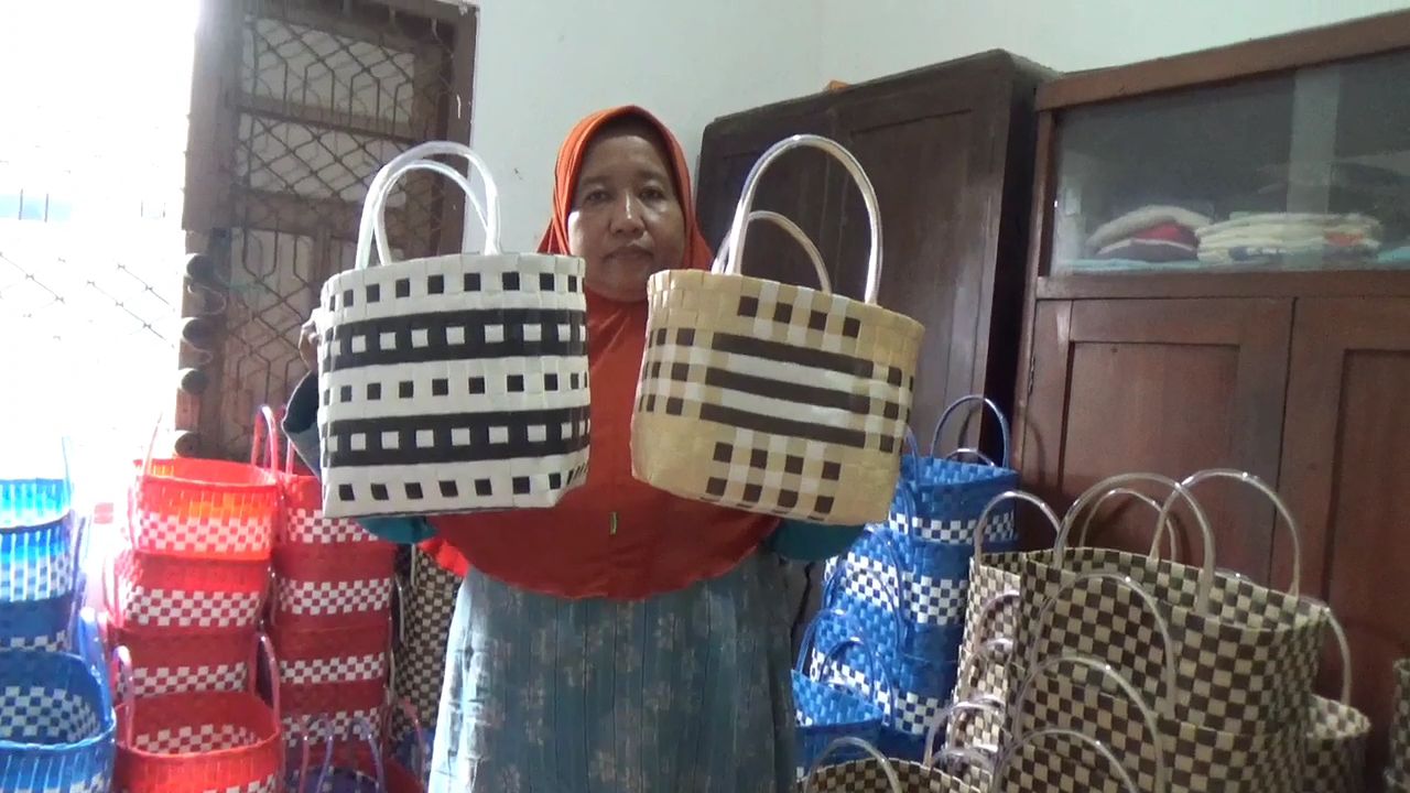 Tak Lekang oleh Waktu, Tas Anyaman Plastik Masih Jadi Favorit