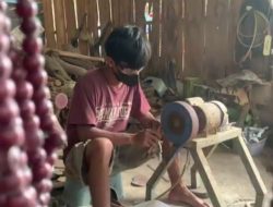 Tasbih Kayu Cendana dan Gaharu di Jombang Laris Manis Selama Ramadan