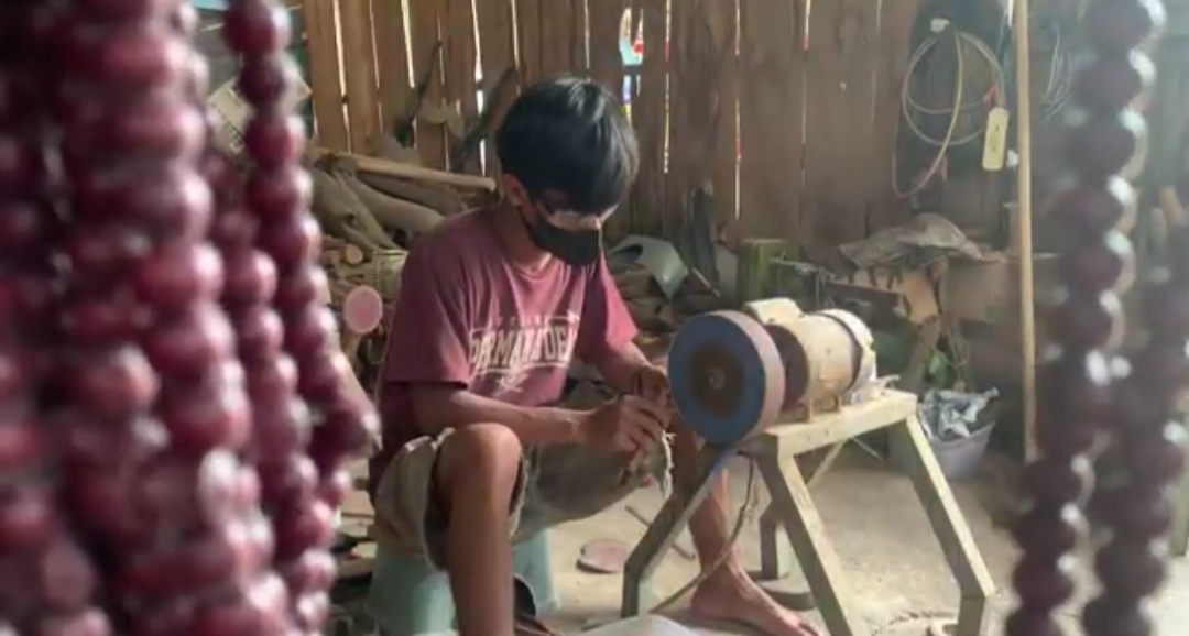Tasbih Kayu Cendana dan Gaharu di Jombang Laris Manis Selama Ramadan