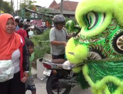 Semarak Ramadan di Jombang, Warga Tionghoa Gelar Bagi Takjil dan Atraksi Barongsai