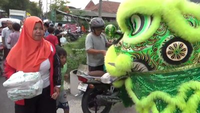 Semarak Ramadan di Jombang, Warga Tionghoa Gelar Bagi Takjil dan Atraksi Barongsai