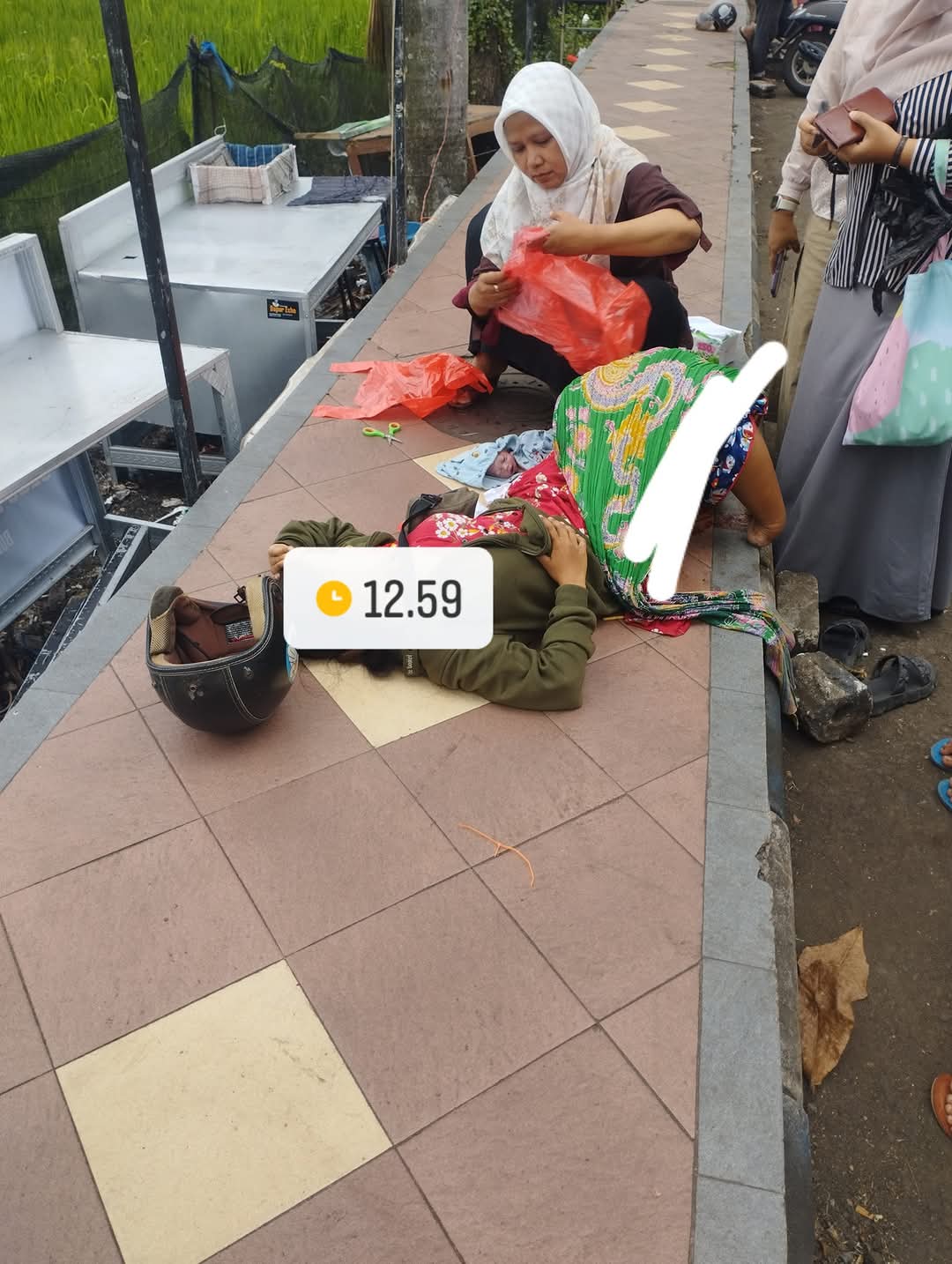 Ibu Muda di Ponorogo Melahirkan di Trotoar Usai Mengeluh Sakit Perut