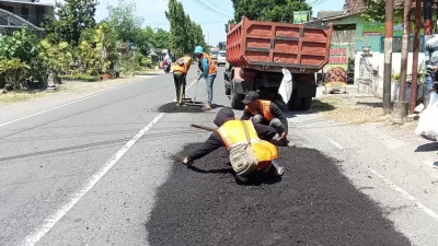 Jelang Lebaran, Jalur Srikaton - Ringinrejo Diperbaiki untuk Kelancaran Pemudik