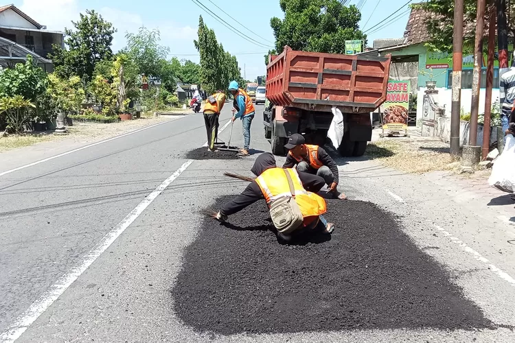 Jelang Lebaran, Jalur Srikaton - Ringinrejo Diperbaiki untuk Kelancaran Pemudik