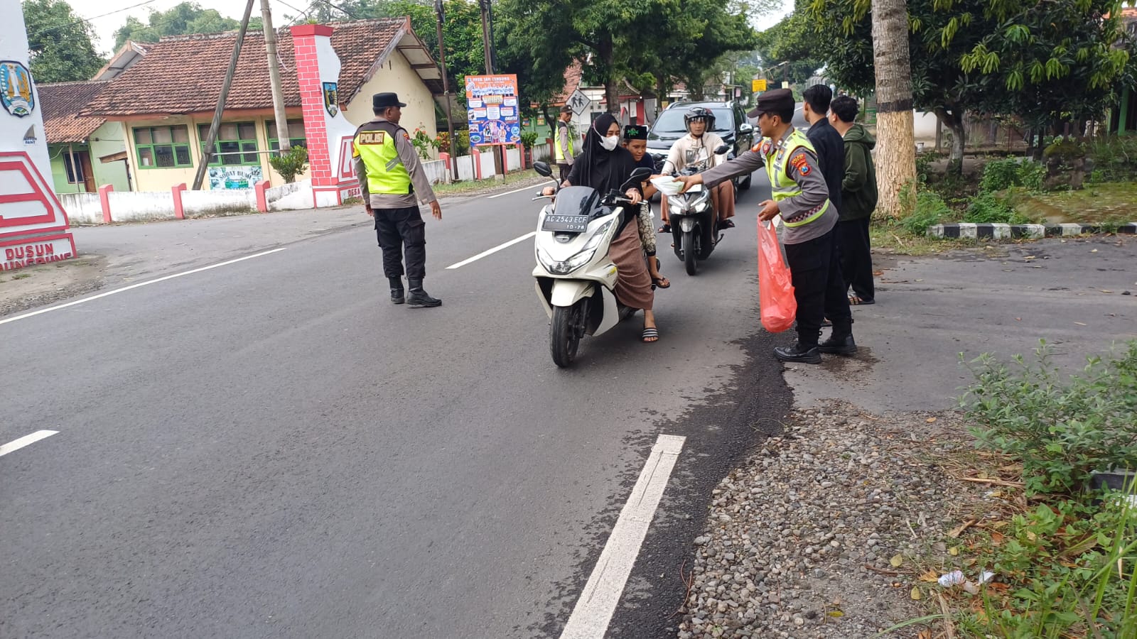 Berbagi Takjil Setiap Sore