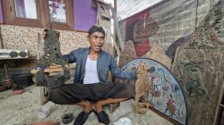 Berbekal Keahlian Mengukir, Pria di Ponorogo Ubah Limbah Kayu Jadi Karya Seni Bernilai Tinggi