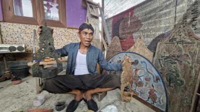 Berbekal Keahlian Mengukir, Pria di Ponorogo Ubah Limbah Kayu Jadi Karya Seni Bernilai Tinggi