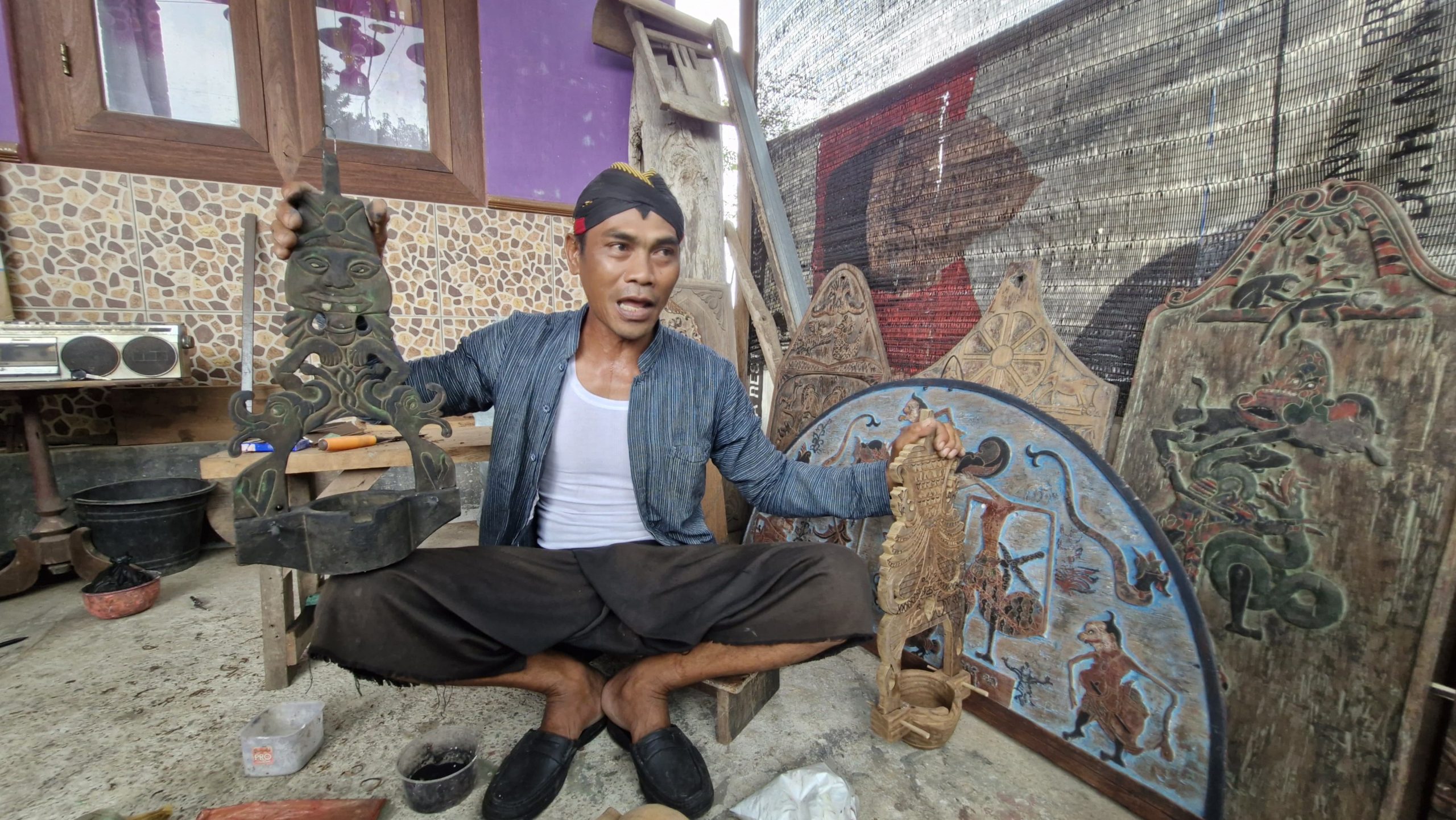 Berbekal Keahlian Mengukir, Pria di Ponorogo Ubah Limbah Kayu Jadi Karya Seni Bernilai Tinggi