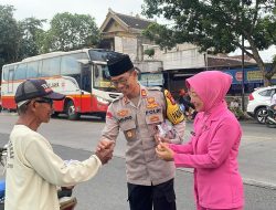 Polsek Ngadiluwih Berbagi Takjil di Bulan Ramadan, Ini Infonya