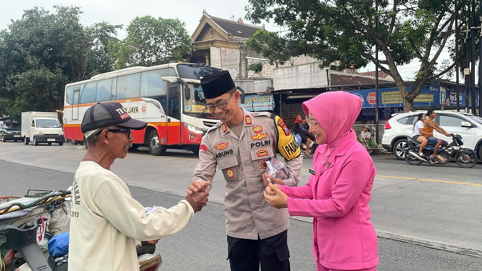Polsek Ngadiluwih Berbagi Takjil di Bulan Ramadan