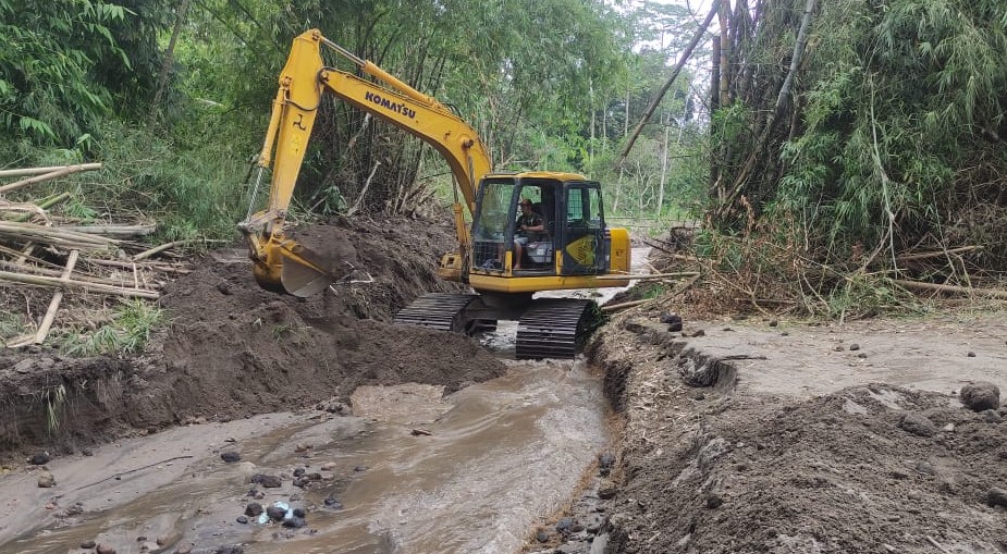 Normalisasi Sungai Jurang Gunting Berlanjut Hingga Malam Meski di Bulan Puasa