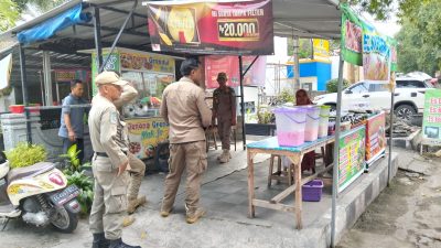 Satpol PP Tertibkan Pedagang Tiban di Pare Demi Kelancaran Lalu Lintas